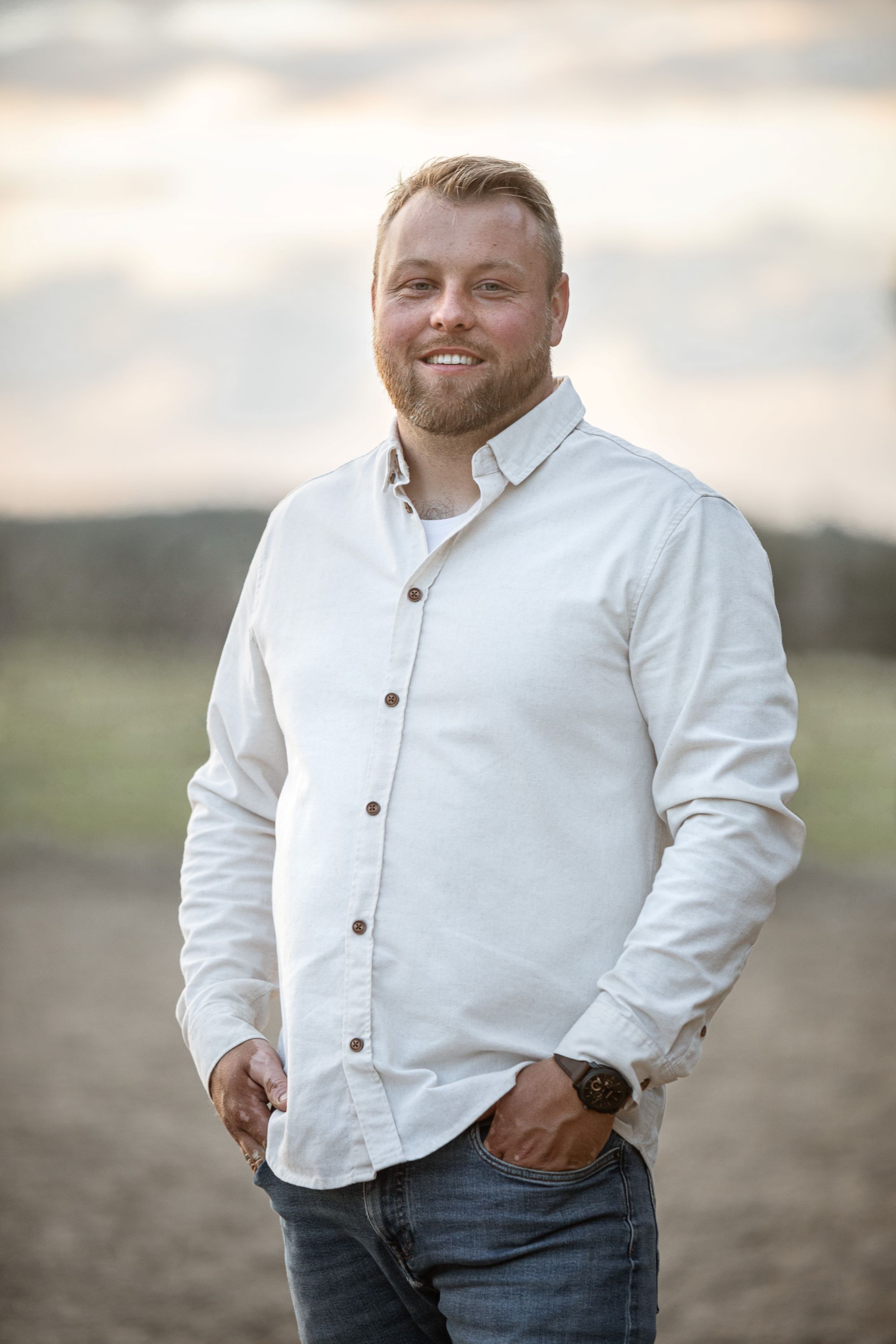 Inhaber Bjarne Sieh in einem weißen Hemd und Jeans